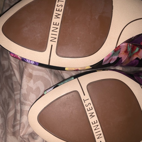 Nine West Floral Peep Toe Wedges with Gold Accented Wedge Heal size 9 - Picture 11 of 12